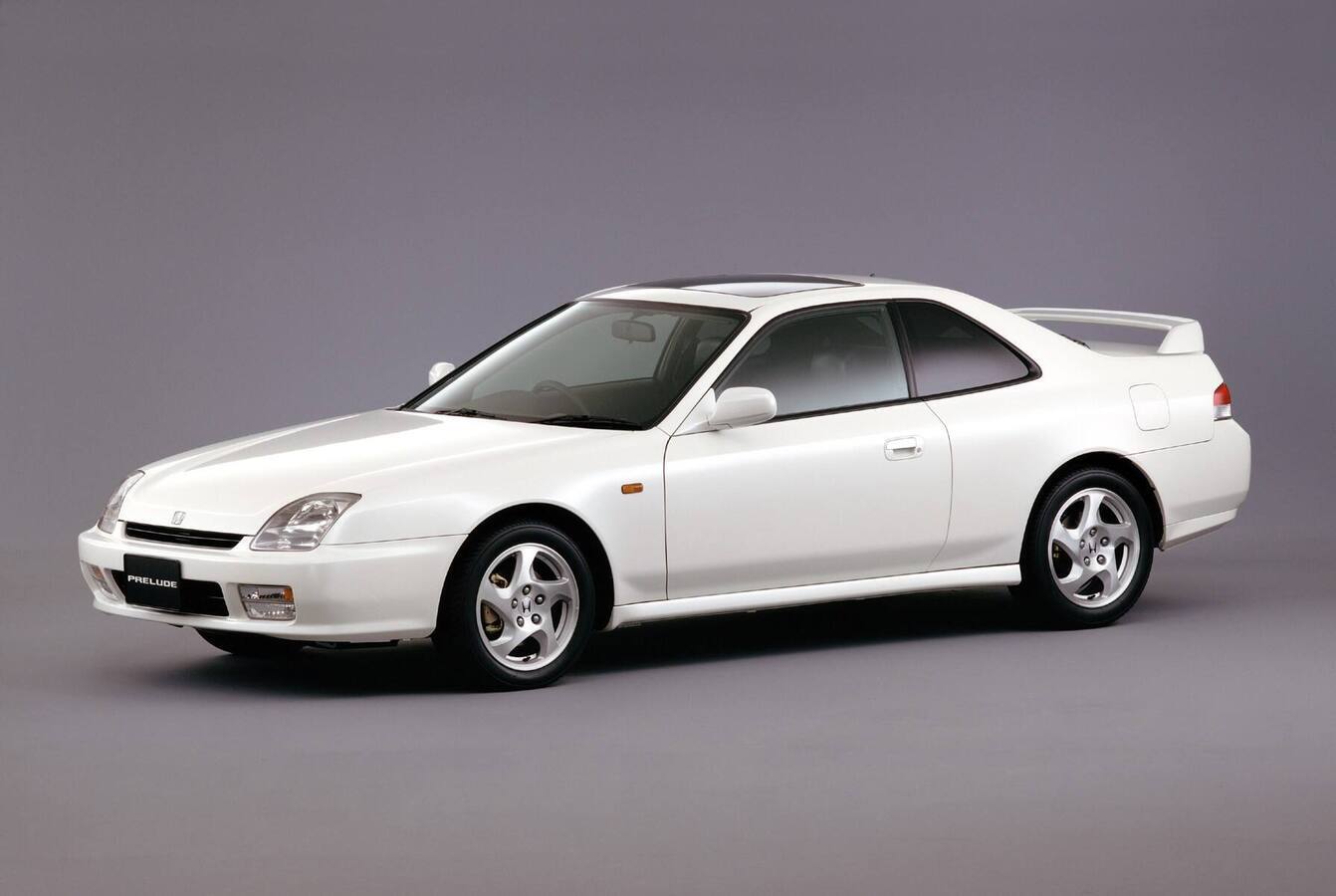 Honda Prelude V generacja (1997) — ujęcie 3/4 przód, kolor biały, tylny spoiler, zdjęcie archiwalne studyjne