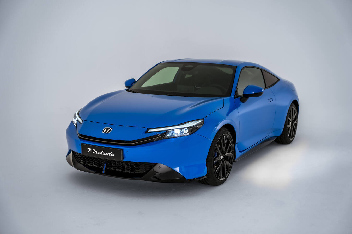 Honda Prelude 2025 (nowa generacja) — ujęcie 3/4 przód, kolor niebieski, hybrydowe coupé, studio
