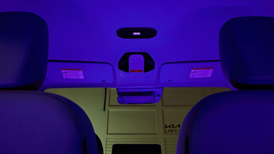 Hyundai i Kia „Plasma Care UVC” — wnętrze pojazdu testowego rozświetlone fioletowym światłem lampy UVC podczas dezynfekcji