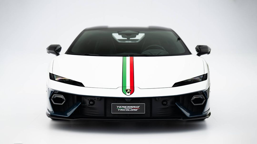 Lamborghini Temerario Tricolore — przód, biały nadwozie z włoskim trójkolorowym pasem na masce