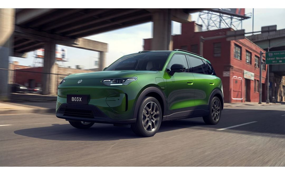 Leapmotor B03X — przód i bok 3/4, zielony crossover na miejskiej ulicy pod wiaduktem