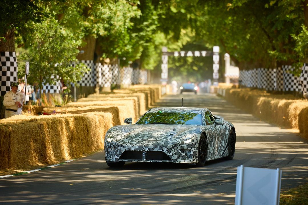 Lexus LFA Concept — przód, wjazd na wzniesienie podczas Goodwood Festival of Speed