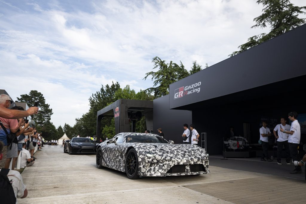 Lexus LFA Concept — bok, wyjazd z alei serwisowej w Goodwood