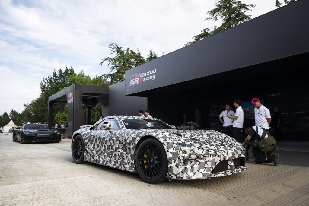 Lexus LFA Concept — bok, przy hangarze zespołu Gazoo Racing
