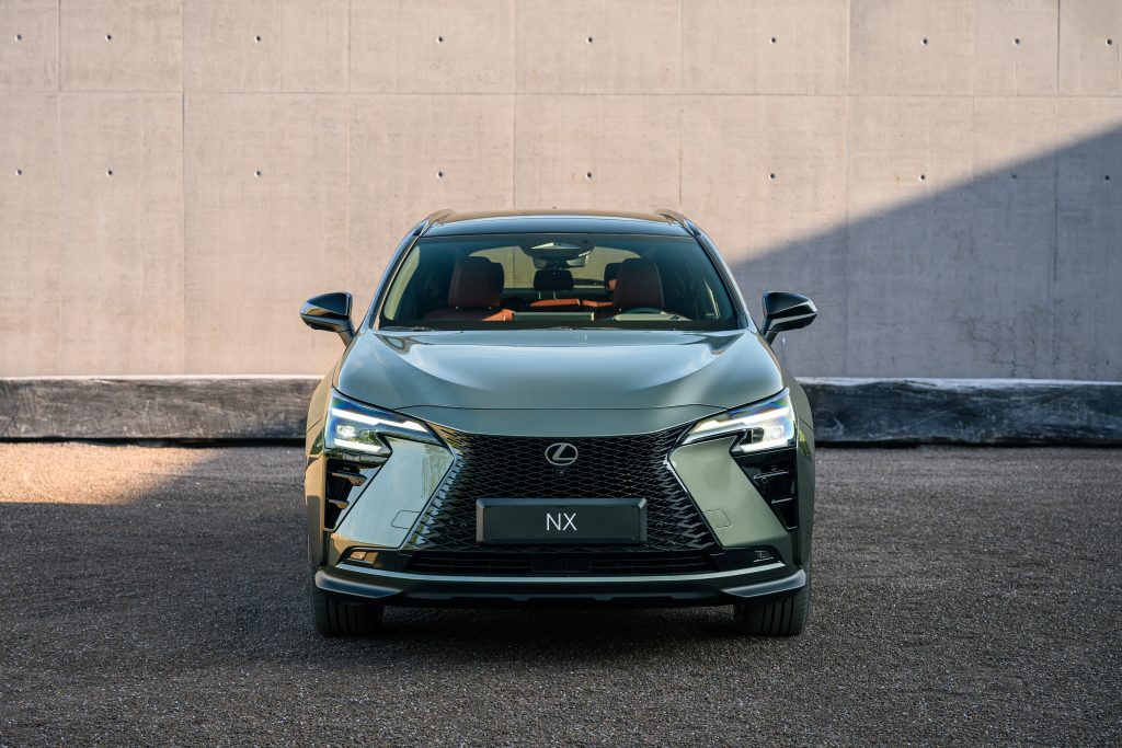 Lexus NX po liftingu — przód, zbliżenie na reflektory i grill