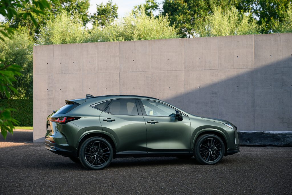Lexus NX po liftingu — czysty profil boczny, sylwetka nadwozia