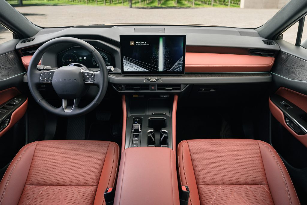 Lexus NX po liftingu — wnętrze od strony pasażera, deska rozdzielcza i fotele w rdzawej skórze