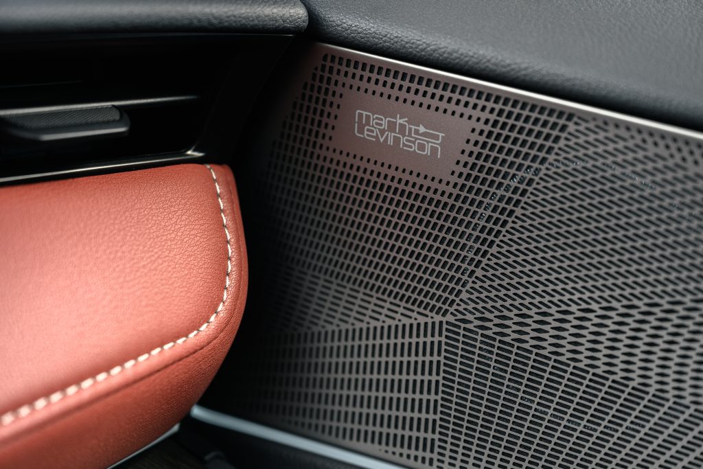 Lexus NX po liftingu — detal panelu drzwi z głośnikiem systemu audio Mark Levinson