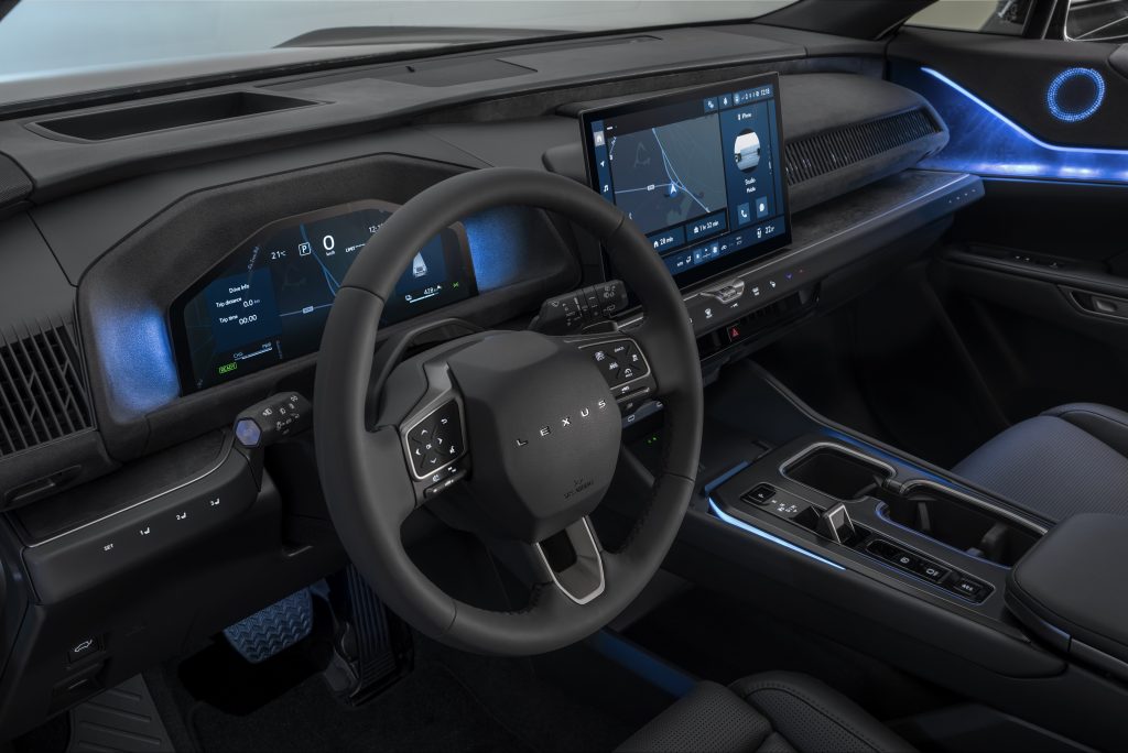 Lexus TZ — kokpit, ujęcie niemal identyczne jak p14, kierownica z logo, podwójny ekran