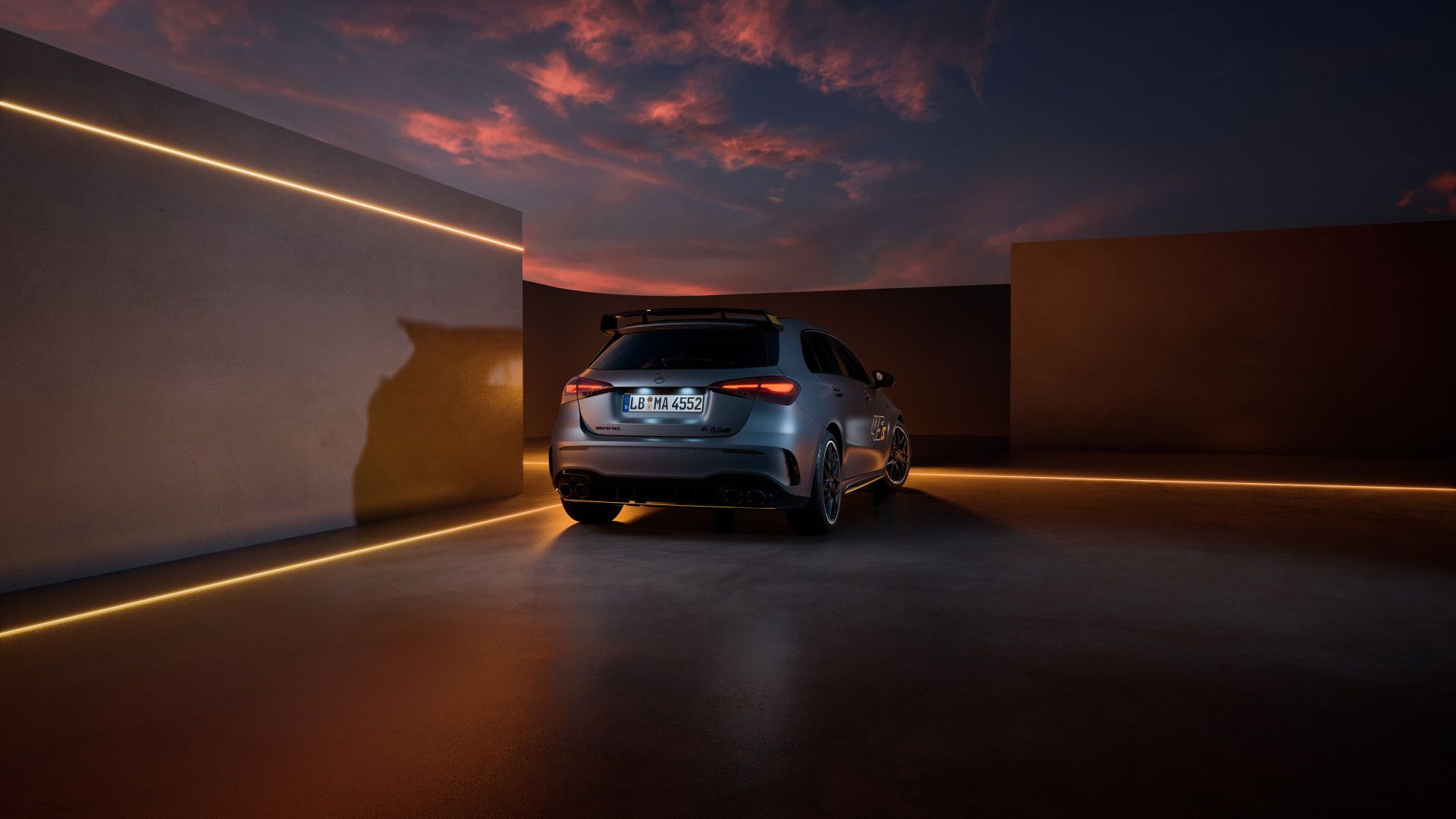 Mercedes-AMG A 45 S Final Edition — tył, spoiler dachowy i lampy LED w scenerii o zachodzie słońca