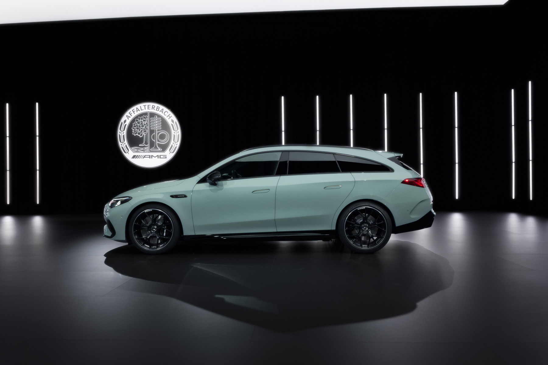 Mercedes-AMG CLA 45 4MATIC+ Shooting Brake — bok, jasnozielony lakier, plakietka „AMG Affalterbach” na zdjęciu