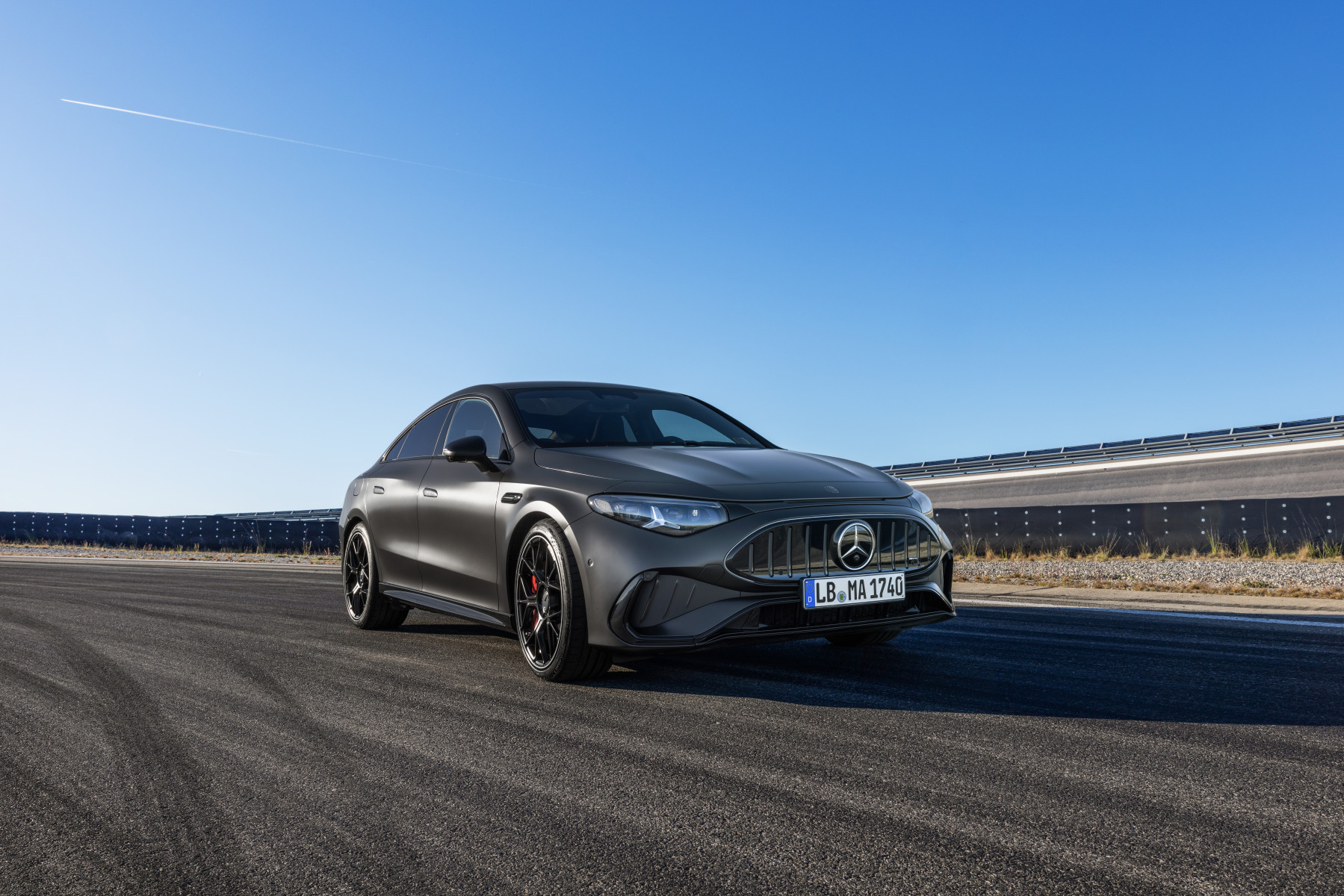 Mercedes-AMG CLA 45 4MATIC+ — przód 3/4, jazda po torze wyścigowym