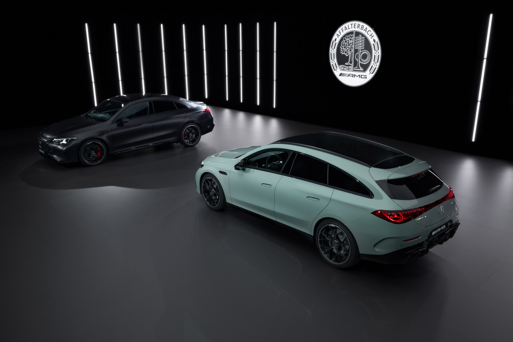 Mercedes-AMG CLA 45 4MATIC+ — limuzyna i Shooting Brake z góry, plakietka „AMG Affalterbach” na zdjęciu