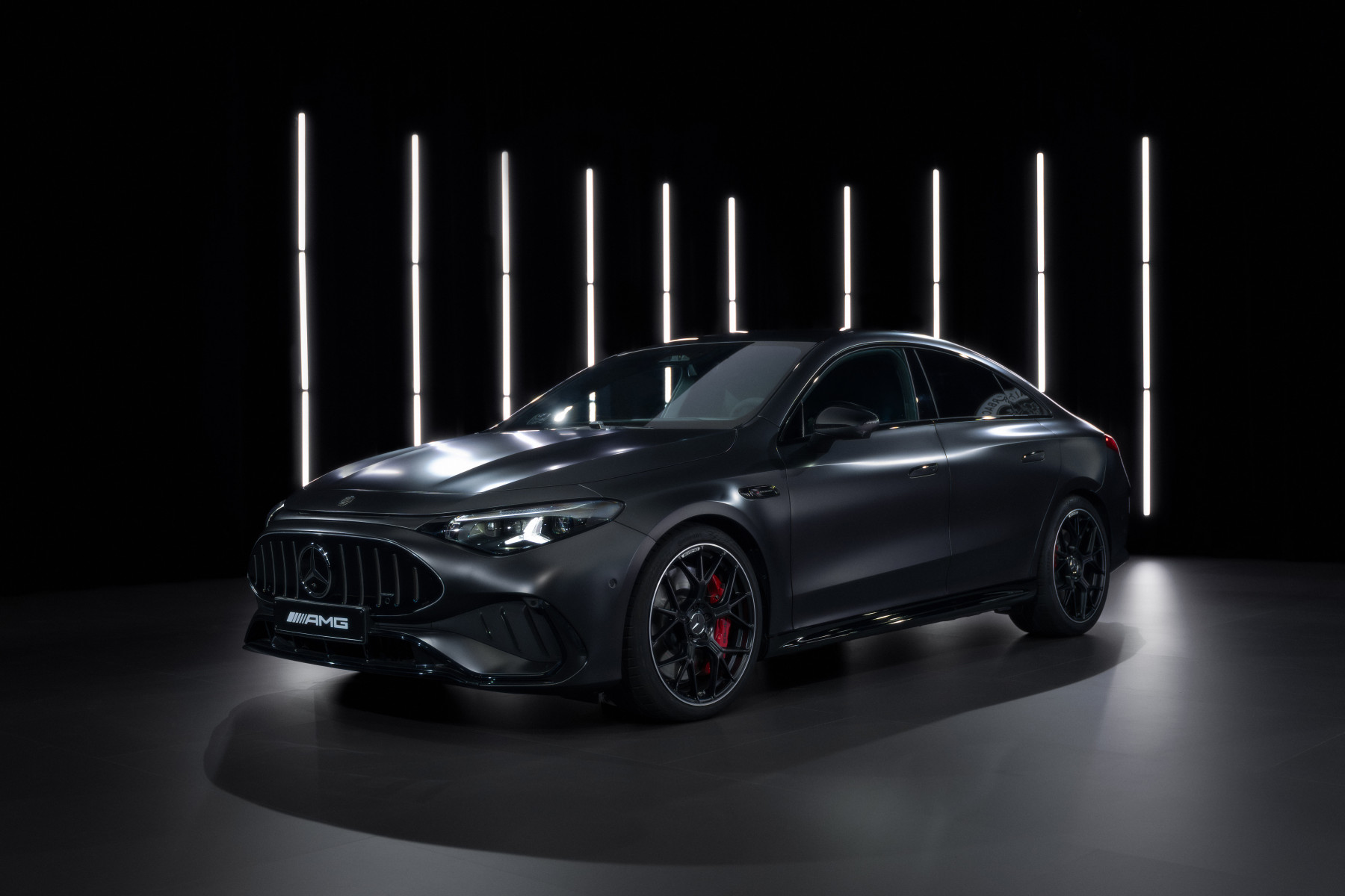 Mercedes-AMG CLA 45 4MATIC+ — przód 3/4, limuzyna w studio