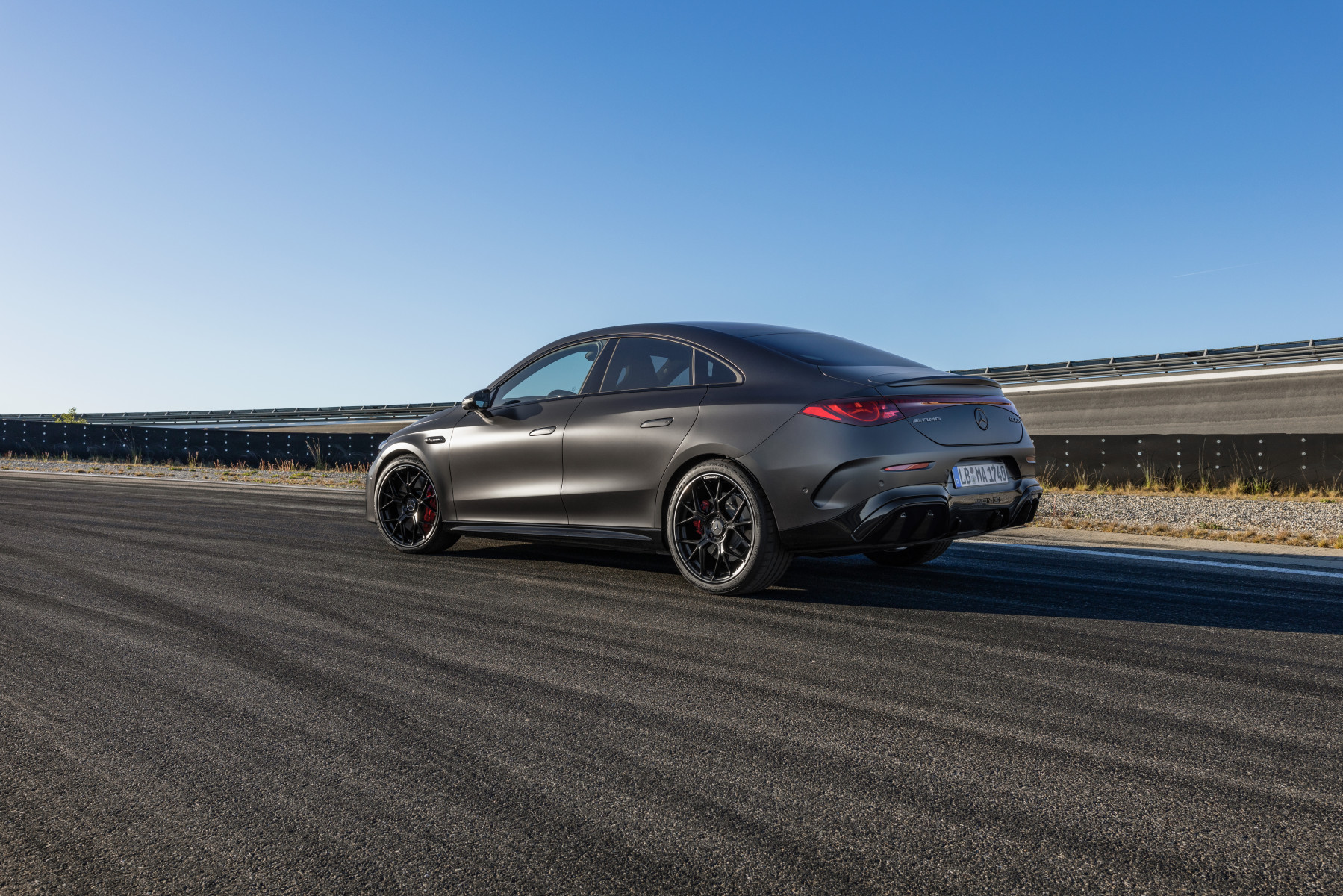 Mercedes-AMG CLA 45 4MATIC+ — tył 3/4, limuzyna w akcji na torze wyścigowym