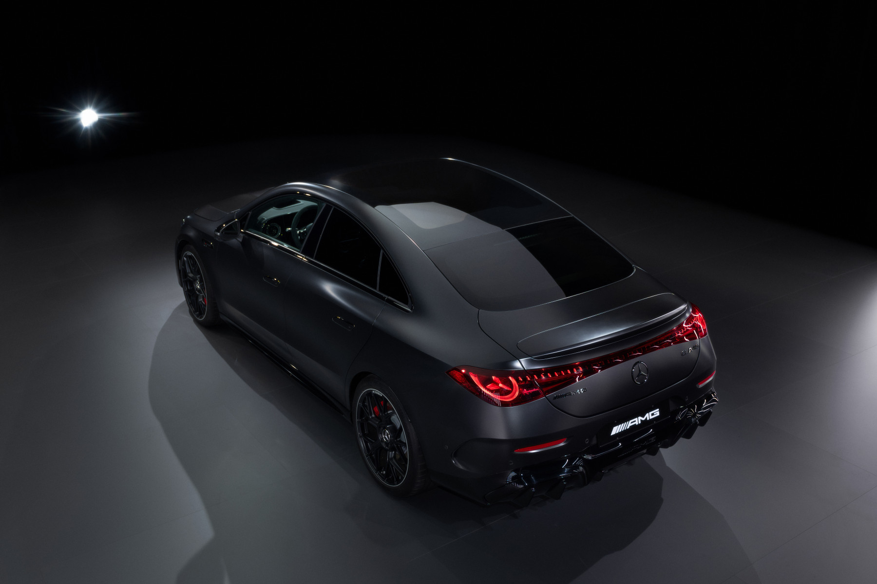 Mercedes-AMG CLA 45 4MATIC+ — tył z góry, matowoczarny lakier, nastrojowe ujęcie studyjne