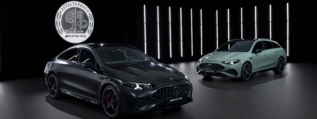 Mercedes-AMG CLA 45 (czarny) i CLA 45 Shooting Brake (zielony) — studyjne ujęcie 3/4 przód, w kadrze plakietka AMG Affalterbach