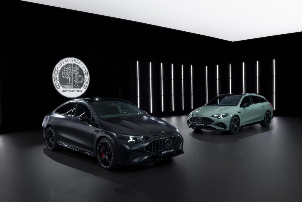 Mercedes-AMG CLA 45 (czarny) i CLA 45 Shooting Brake (zielony) w pełnym kadrze studyjnym, widoczne reflektory świetlne w tle i odbicia na podłodze
