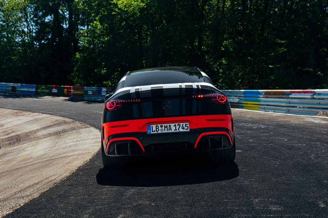 Mercedes-AMG CLA 45 — tył wprost, postój na krawędzi toru