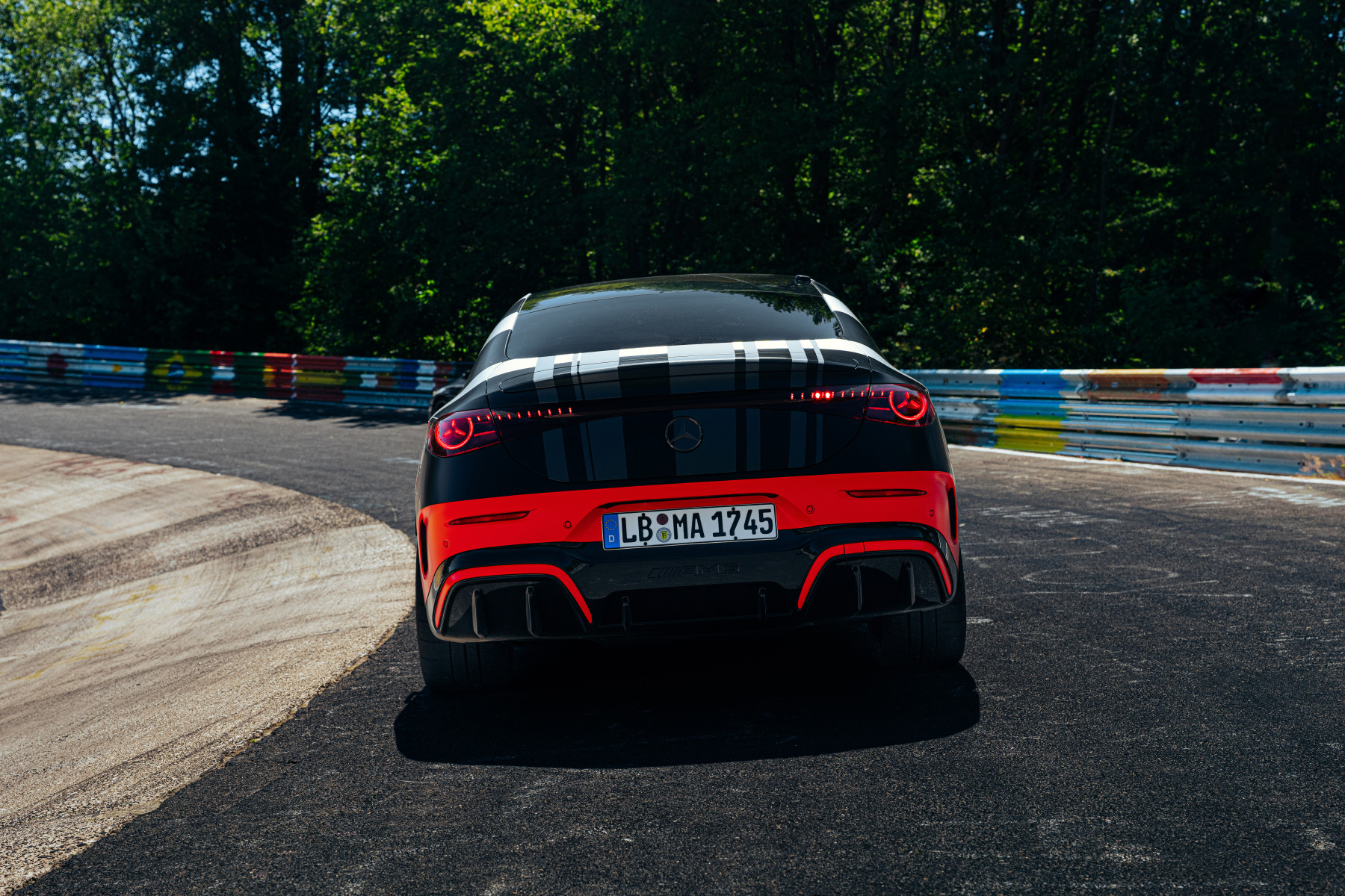 Mercedes-AMG CLA 45 — tył wprost, postój na krawędzi toru