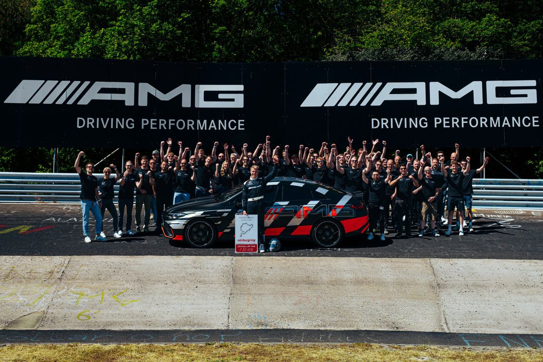 Zespół Mercedes-AMG świętuje rekord Nordschleife przy torze, w tle prototyp CLA 45
