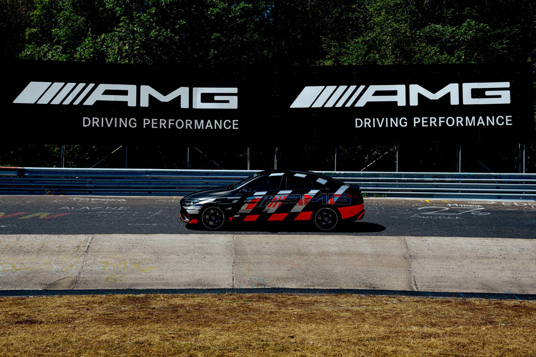 Mercedes-AMG CLA 45 — bok, sylwetka na tle dwóch billboardów AMG Driving Performance