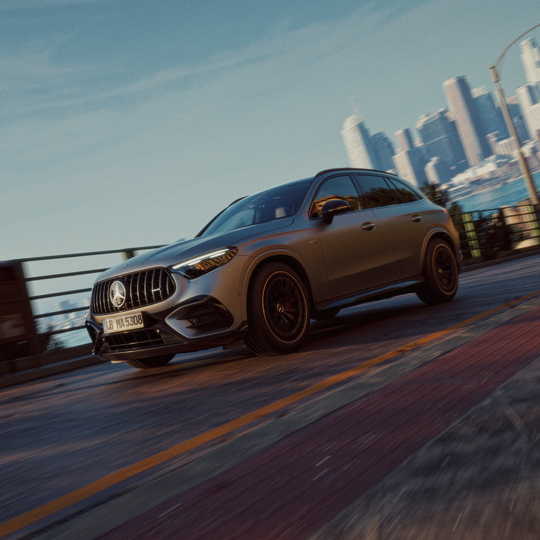 Mercedes-AMG GLC 53 4MATIC+ — przód 3/4, jazda miejska na moście