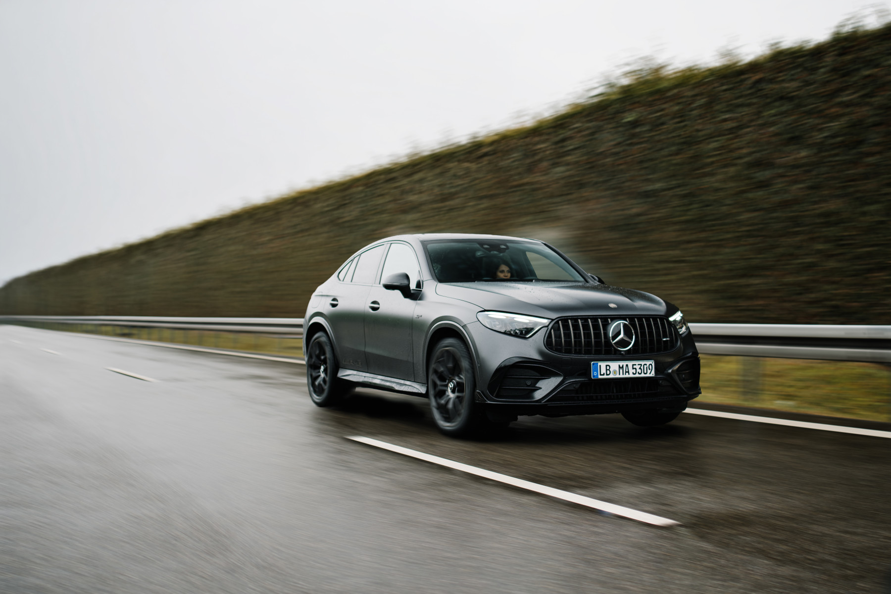Mercedes-AMG GLC 53 4MATIC+ — przód 3/4, jazda drogą w pochmurny dzień