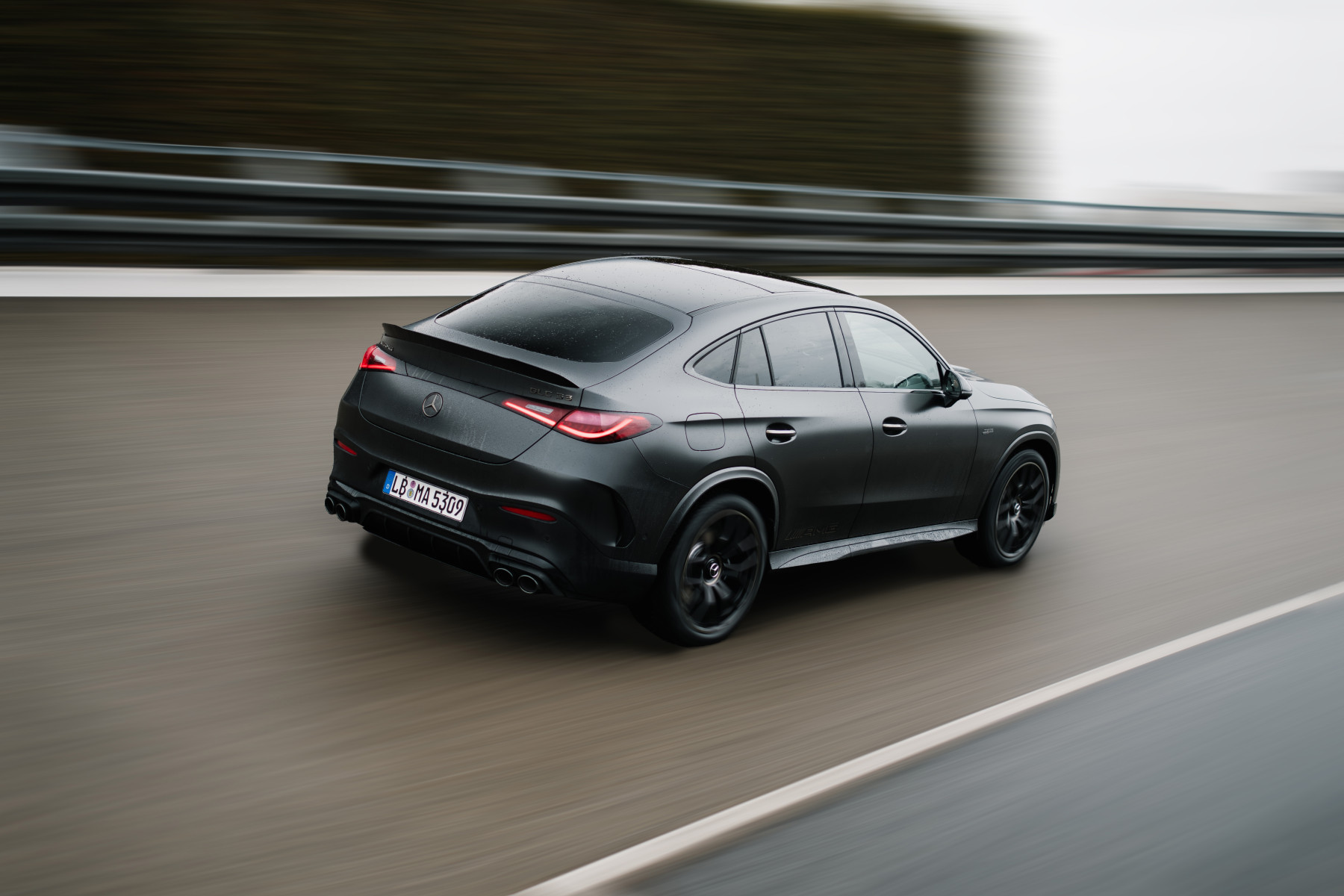 Mercedes-AMG GLC 53 4MATIC+ — tył 3/4, szybka jazda torem z góry