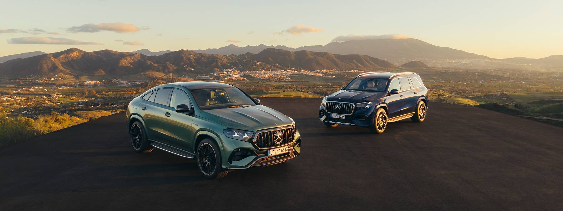Mercedes-AMG GLE 63 S Coupé i GLS 63 na tle gór — panoramiczne ujęcie krajobrazowe o zachodzie słońca