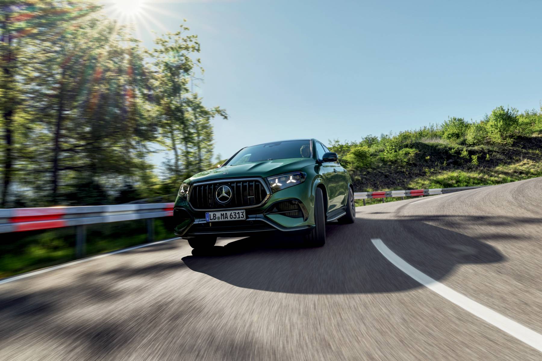 Mercedes-AMG GLE 63 S Coupé — przód, dynamiczna jazda krętą, leśną drogą
