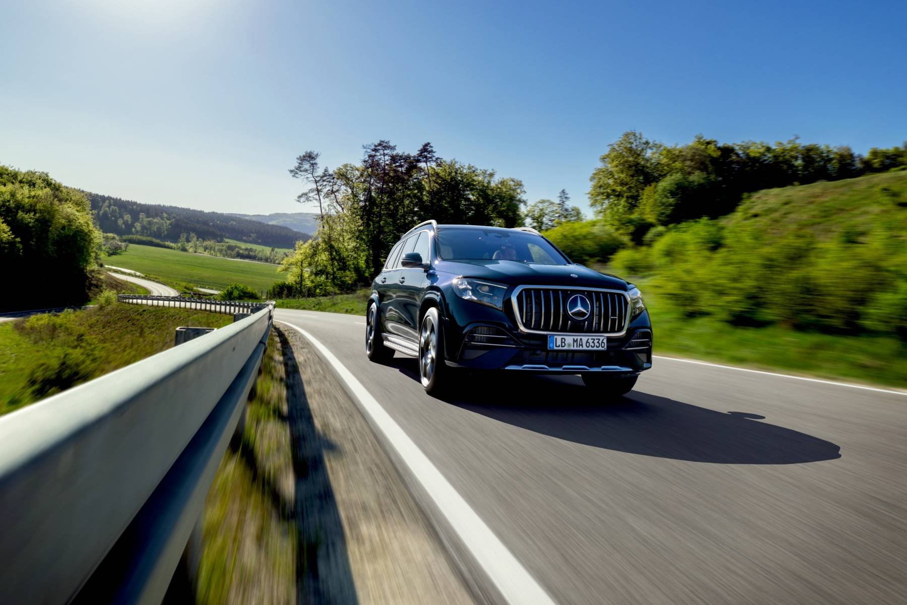 Mercedes-AMG GLS 63 — przód, dynamiczna jazda krajobrazową drogą