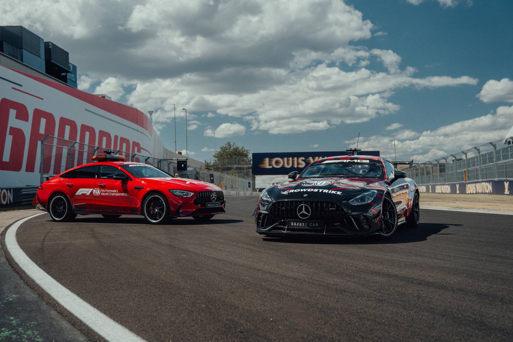 Mercedes-AMG GT 63 PRO – czarny samochód bezpieczeństwa F1 obok czerwonego auta medycznego, tor wyścigowy
