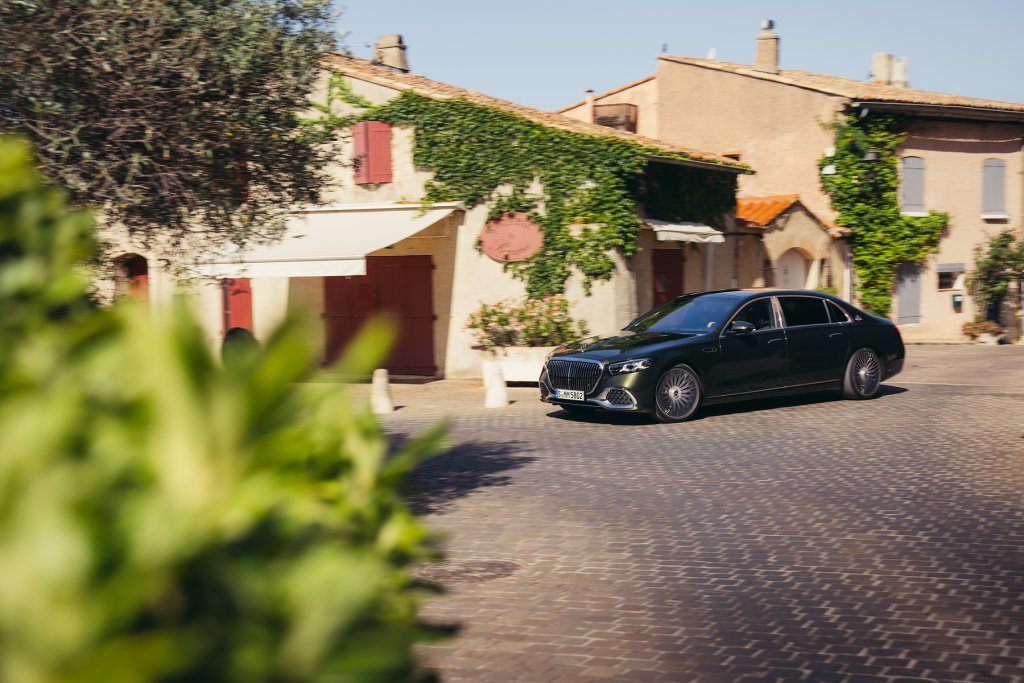 Mercedes-Maybach Klasa S — ujęcie 3/4 przód, pełna kadra z widokiem na zabytkową uliczkę śródziemnomorskiej miejscowości