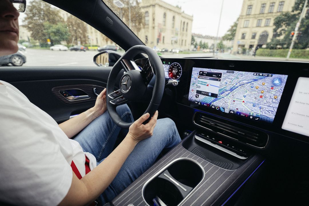 Mercedes z systemem jazdy autonomicznej — wnętrze, widok na kierownicę i ekran nawigacji