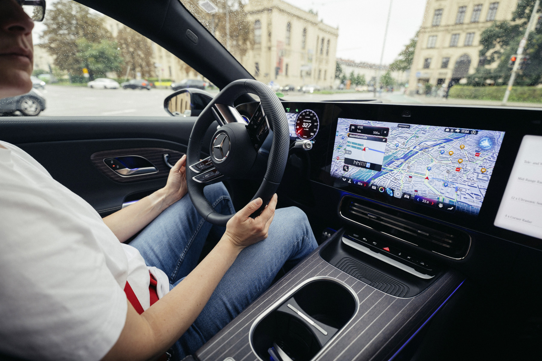Mercedes z systemem jazdy autonomicznej — wnętrze, widok na kierownicę i ekran nawigacji