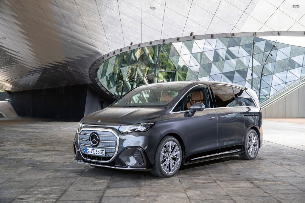 Mercedes VLE — przód i bok, zbliżenie 3/4 przed szklaną fasadą budynku
