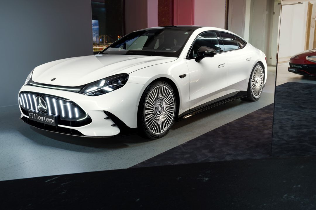 Mercedes-AMG GT 4-Door Coupé — biały, ujęcie przód/bok na salonie wystawowym