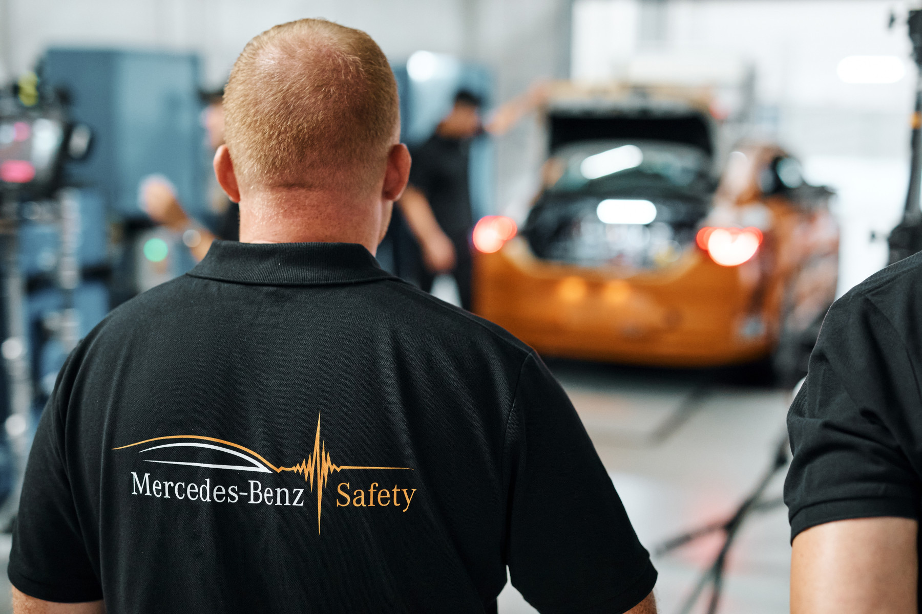 Osoba w koszulce Mercedes-Benz Safety