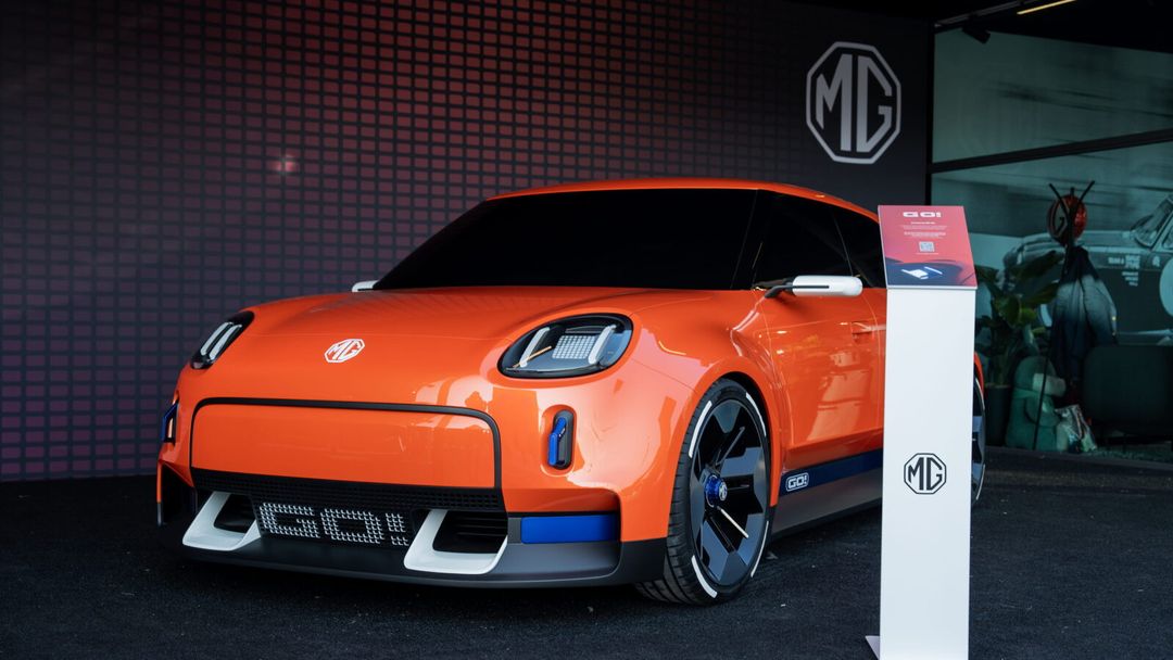 MG GO! — przód, pomarańczowe studyjne coupé na wystawie w Goodwood