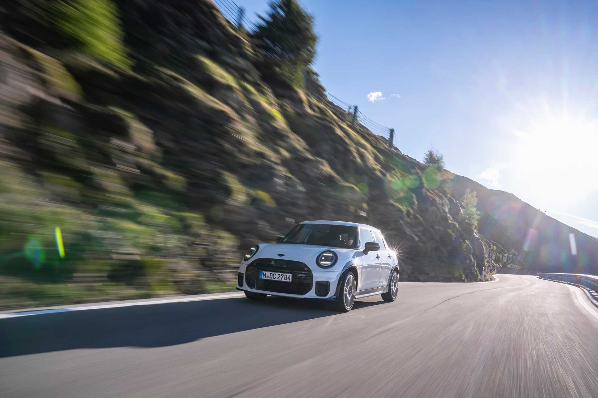 MINI Cooper S 5-drzwiowy — przód 3/4, jazda na górskiej drodze