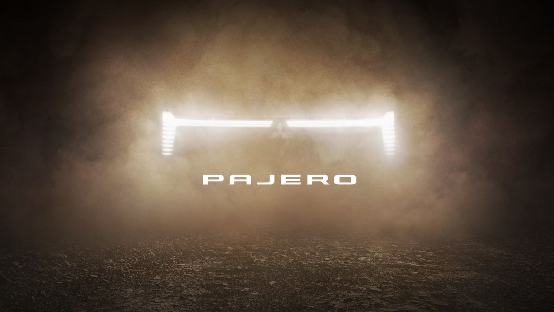Mitsubishi Pajero 2026 — teaser premierowy: sygnatura świateł przednich w kłębach pyłu i dymu