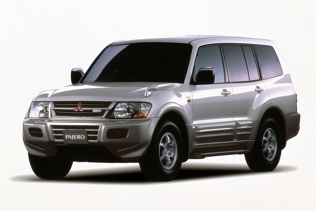 Mitsubishi Pajero III generacja (1999) GDI — przód 3/4, kolor srebrny, tło studyjne