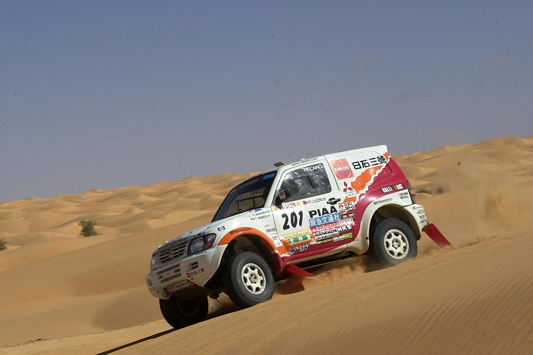 Mitsubishi Pajero Rajd Dakar nr 201 PIAA Ralliart — dynamiczny przejazd po wydmach piaszczystych