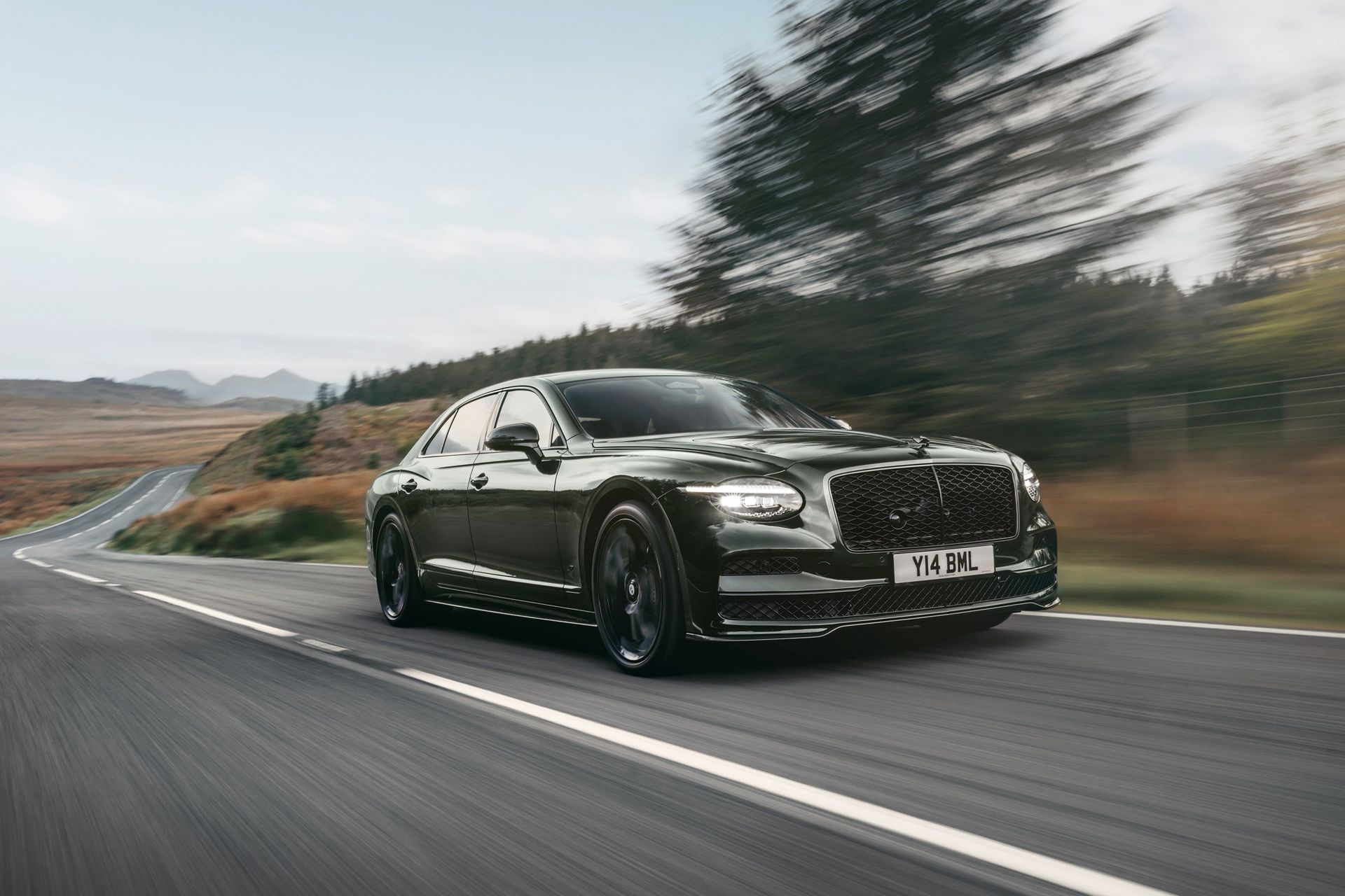 Bentley Flying Spur S — przód 3/4, jazda przez wrzosowiska