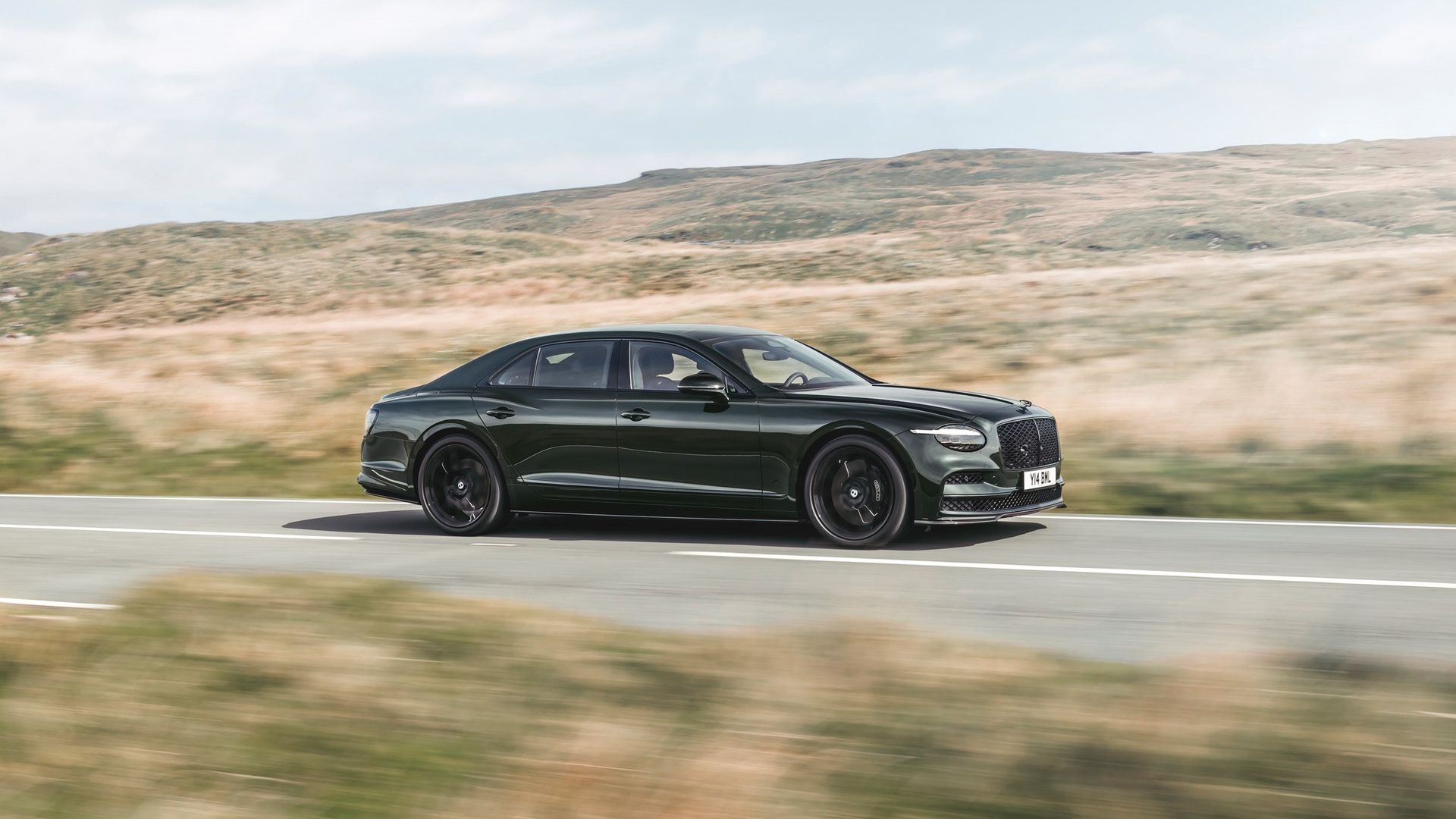 Bentley Flying Spur S — czysty profil boczny w ruchu