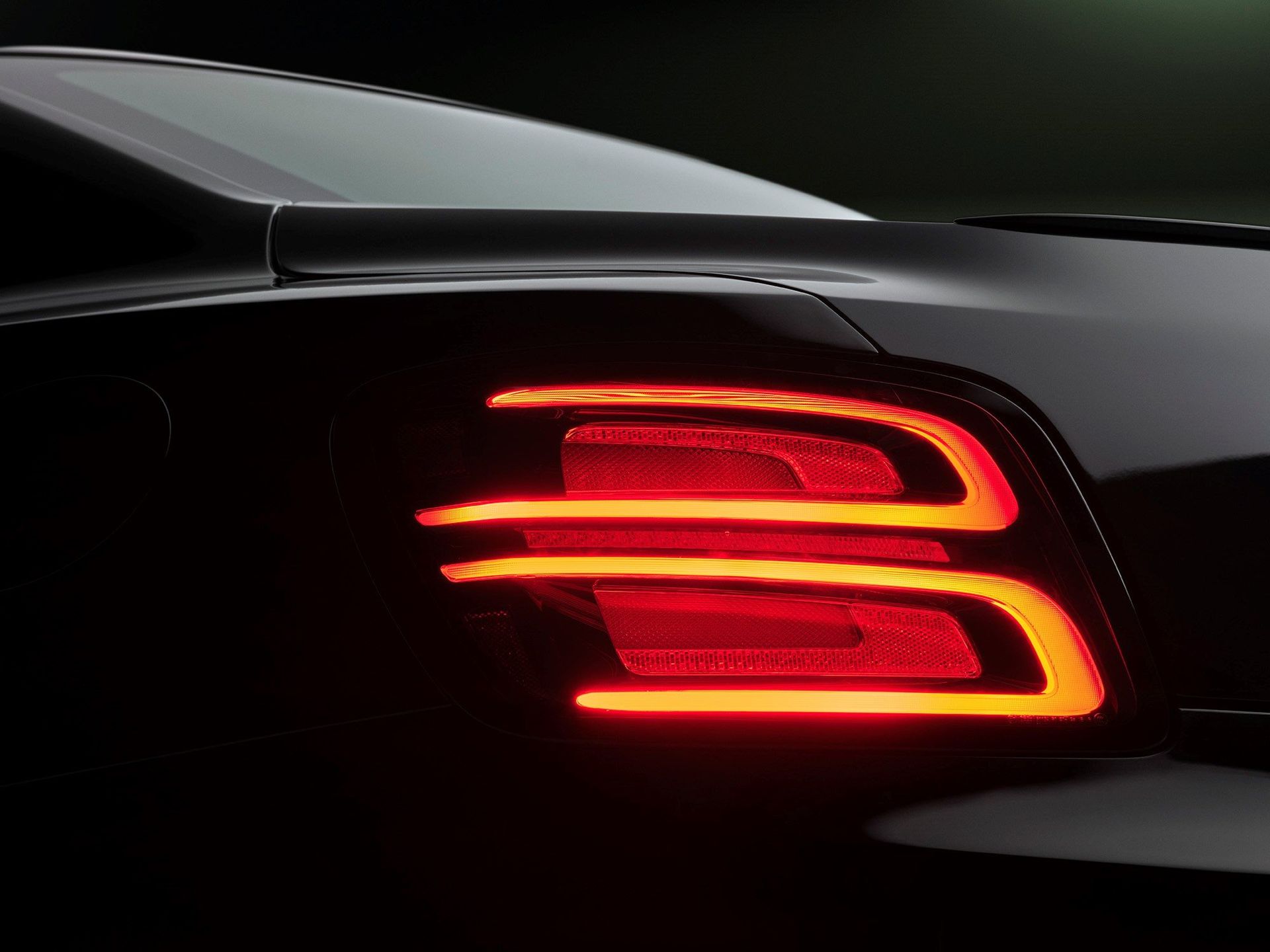 Bentley Flying Spur S — detal tylnej lampy LED, ujęcie studyjne