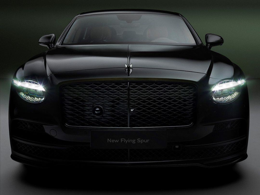 Bentley Flying Spur S — przód, ujęcie studyjne na ciemnym tle