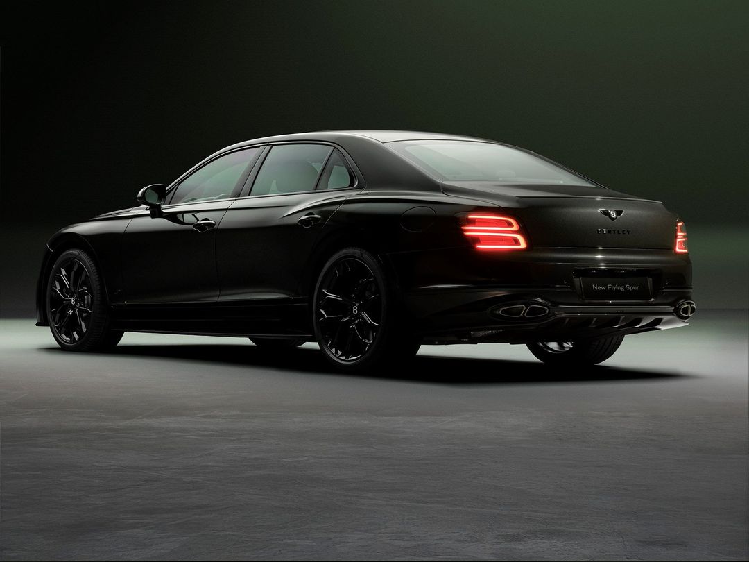 Bentley Flying Spur S — tył 3/4, dramatyczne ujęcie studyjne