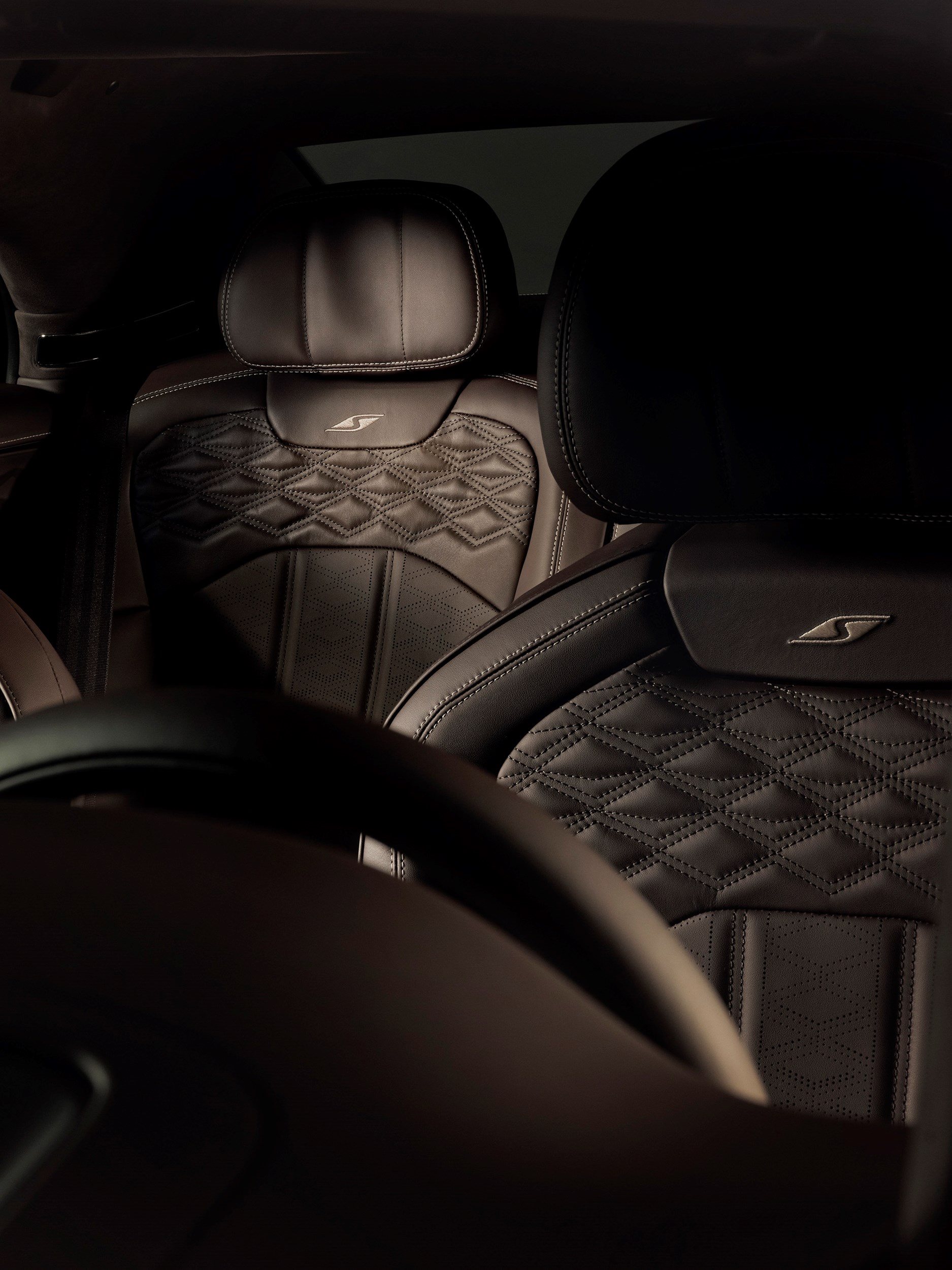 Bentley Flying Spur S — wnętrze, tylna kanapa i kierownica po lewej stronie